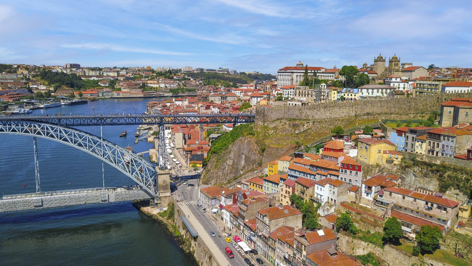 O Douro, a ponte e a encosta dos Guindais